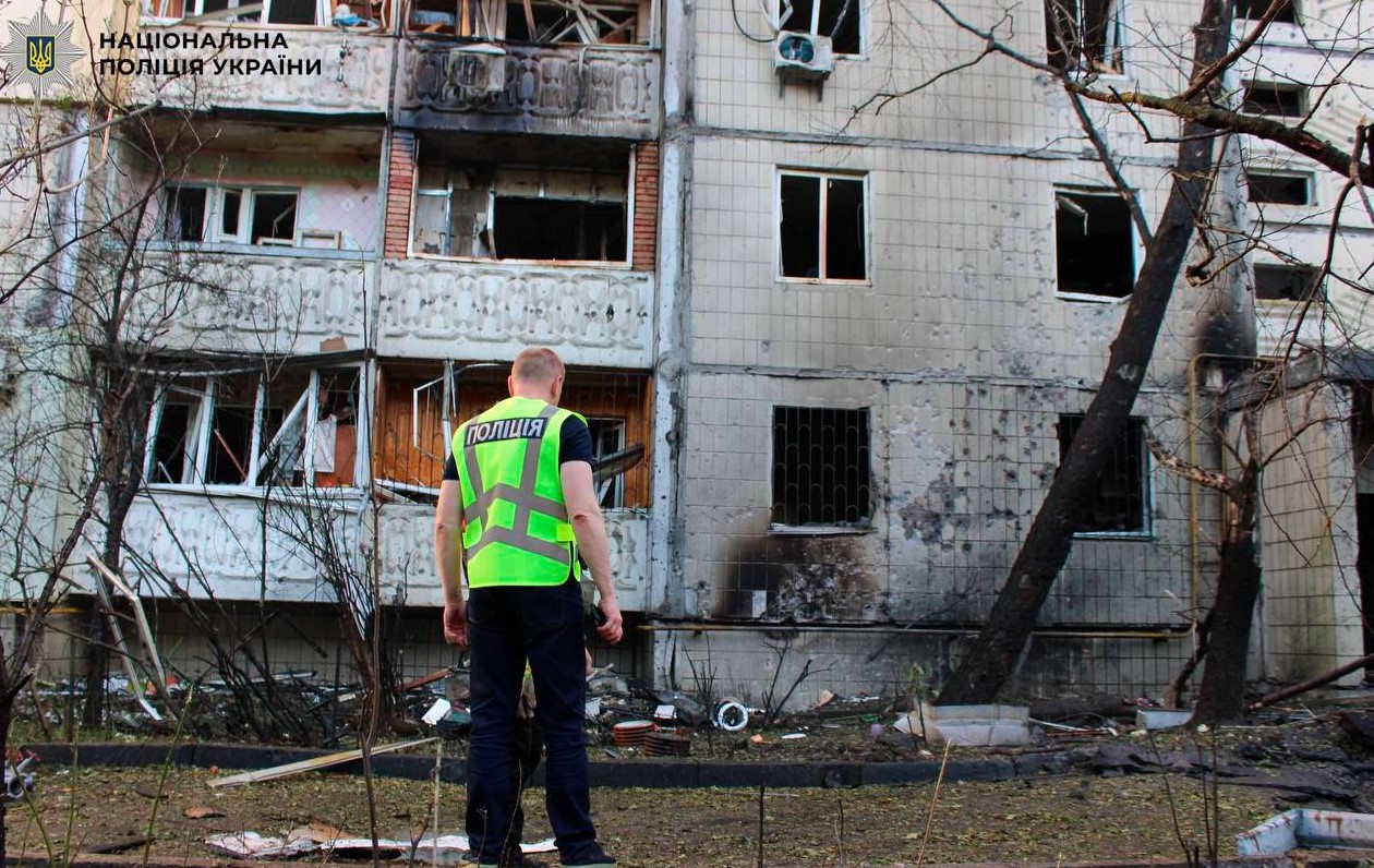 Поліція показала наслідки прильоту БПЛА у житлову багатоповерхівку Поліція показала наслідки прильоту БПЛА у житлову багатоповерхівку